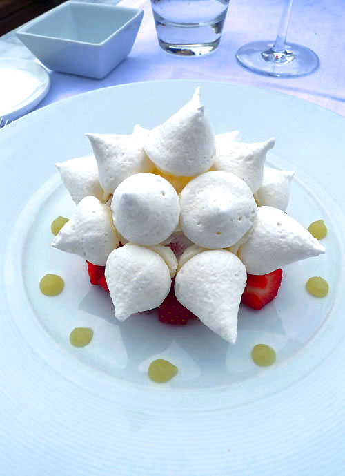 Restaurant Maison Blanche, Vacherin glacé à la fraise avec minestrone de fruits rouges