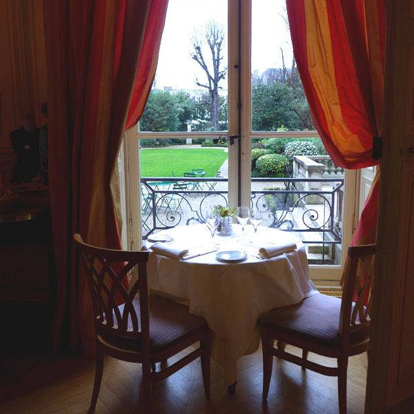 Table avec vue sur le jardin