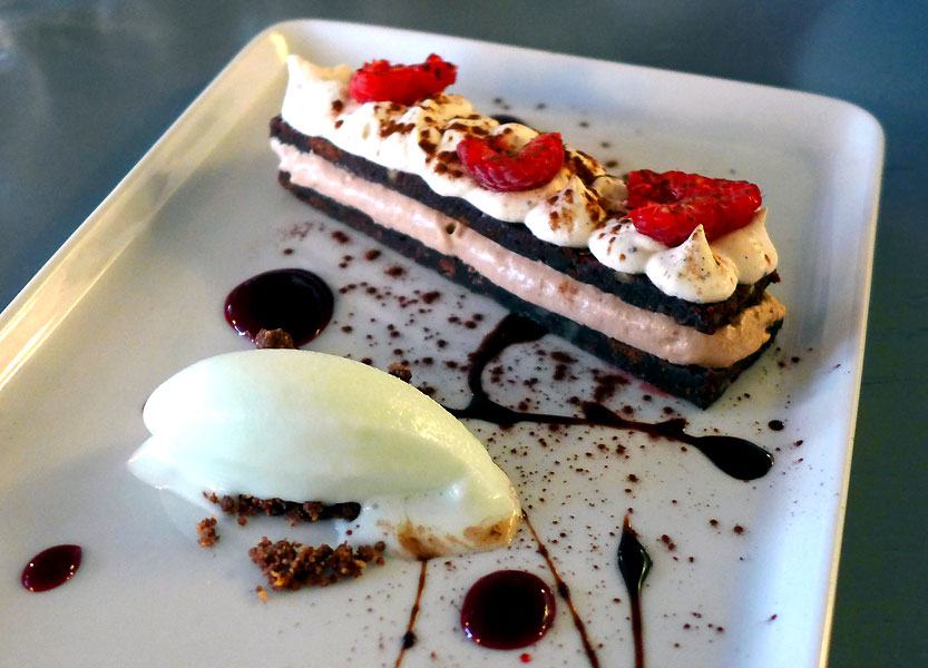Restaurant Maison F : Brownie pécan avec chantilly vanille