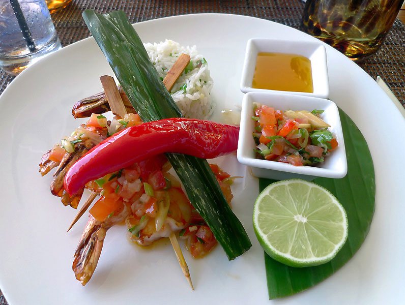 Restaurant Makassar, Le saté de gambas à la citronnelle et riz aux herbes 