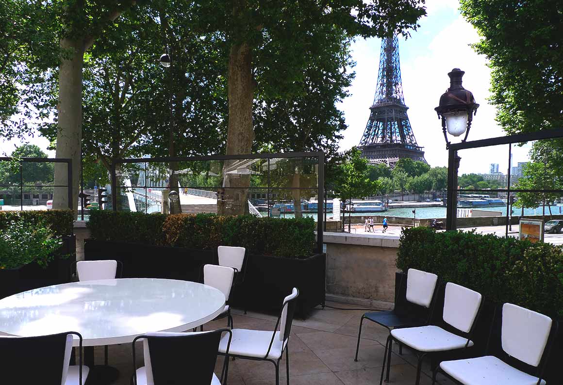 Terrasse avec vue sur la Tour Eiffel