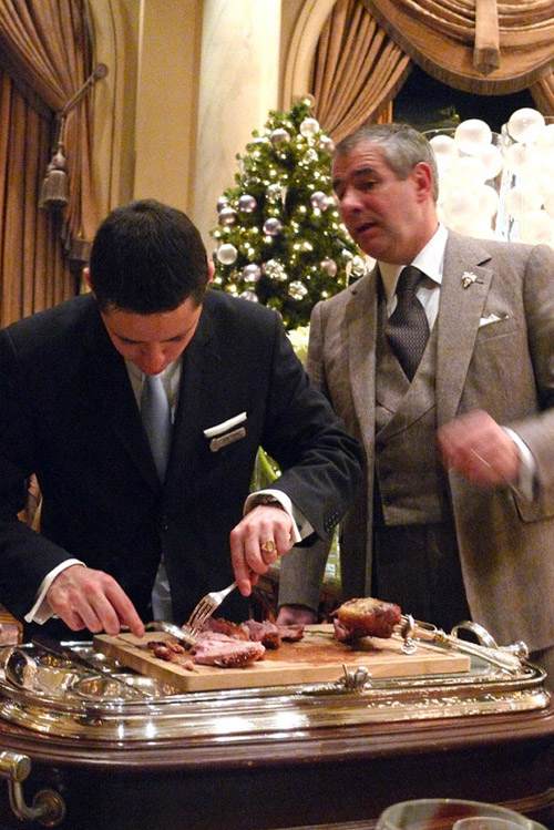 Restaurant Le Cinq : Découpe au guéridon d’agneau allaiton