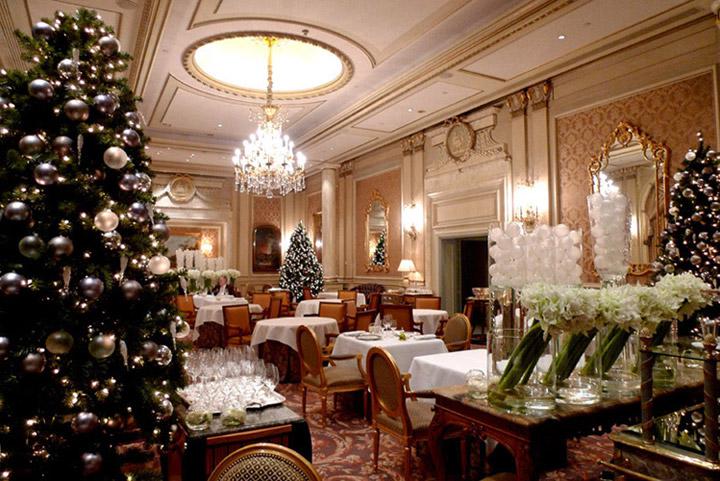 La salle du restaurant décorée pour Noël 2012