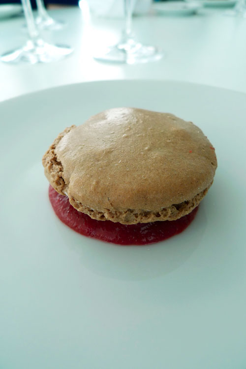 Restaurant Nomiya Art Home, Le macaron cacao sur une mousse de betterave  