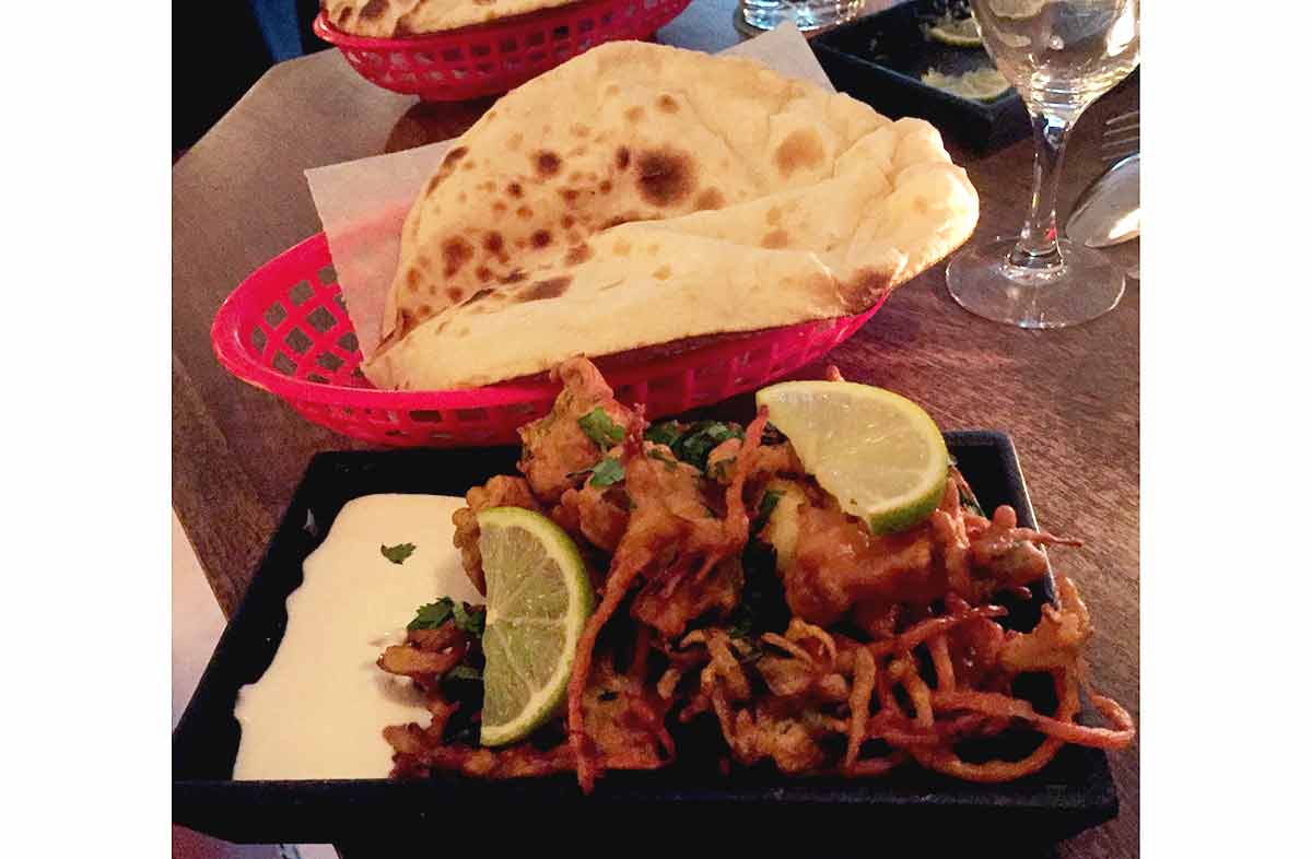 Restaurant PAPADOOM KITCHEN, beignets de crevettes et légumes et naan au fromage