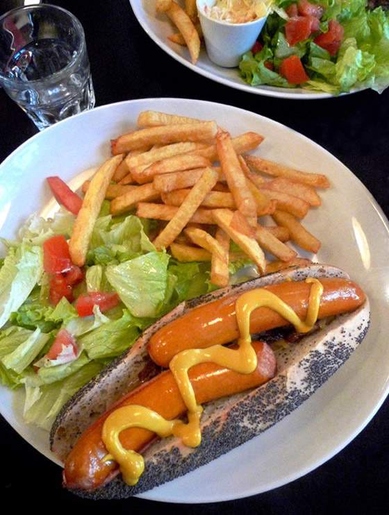 Restaurant PDG Marais, New York hot dog