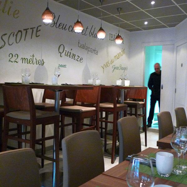 Restaurant Pottoka : Tables hautes et références au rugby