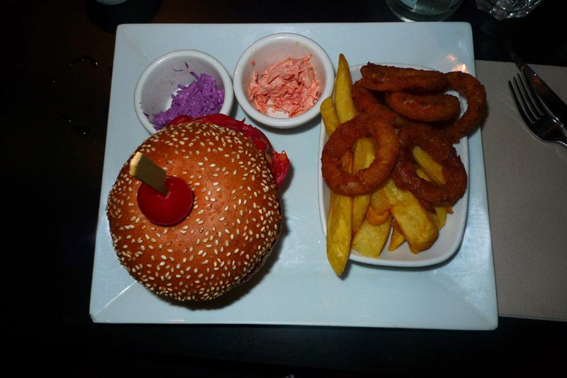 Restaurant Razowski, Ola burger avec frites