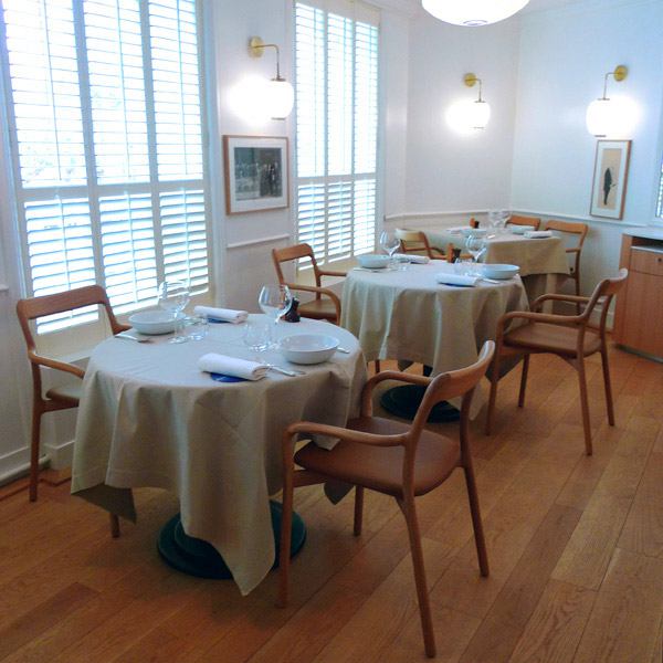 Restaurant RECH, Une salle lumineuse et épurée
