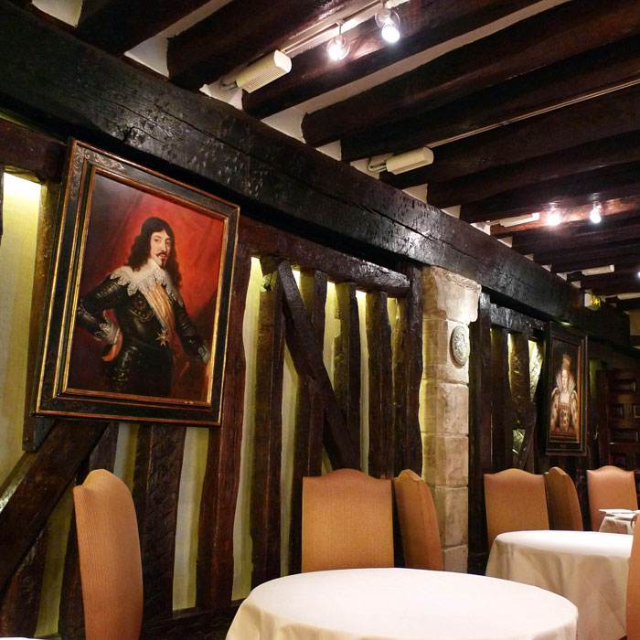 Restaurant Relais Louis XIII, Le portrait du roi Louis XIII dans la salle à manger 