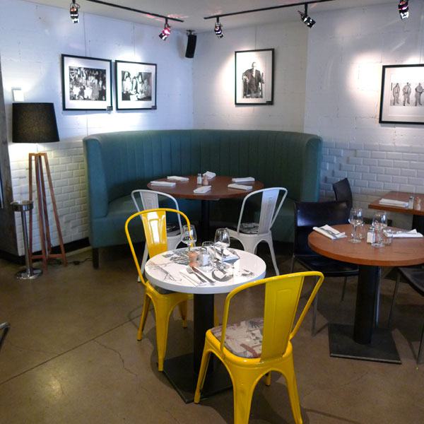 Remona Café Gallery, Mobilier design confortable et exposition de photos