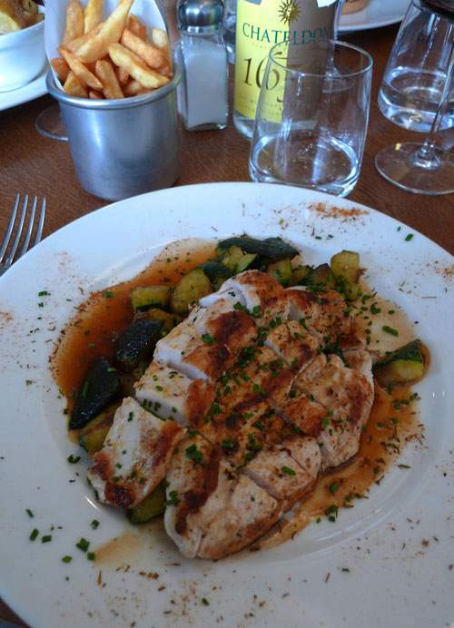 Remona Café Gallery, poulet fermier Cajun style et sa poêlée de courgettes 