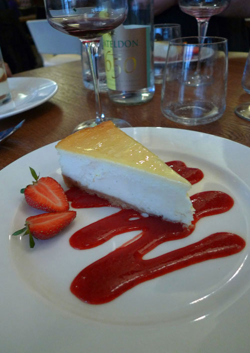 Remona Café Gallery, Philadelphia cheesecake et son coulis de fruits rouges