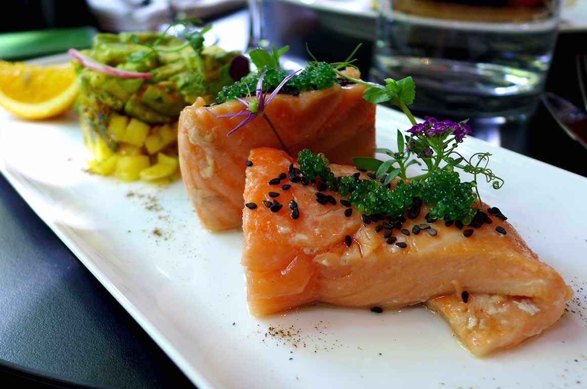 Restaurant N3, Le mi-cuit de saumon avec tartare d'avocat et mangue