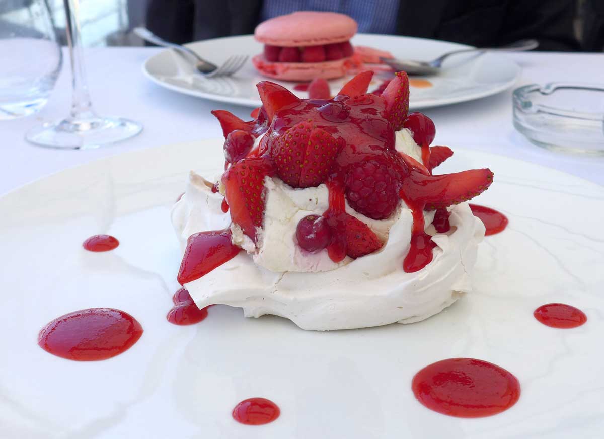 Ô Restaurant : Pavlova aux fruits rouges