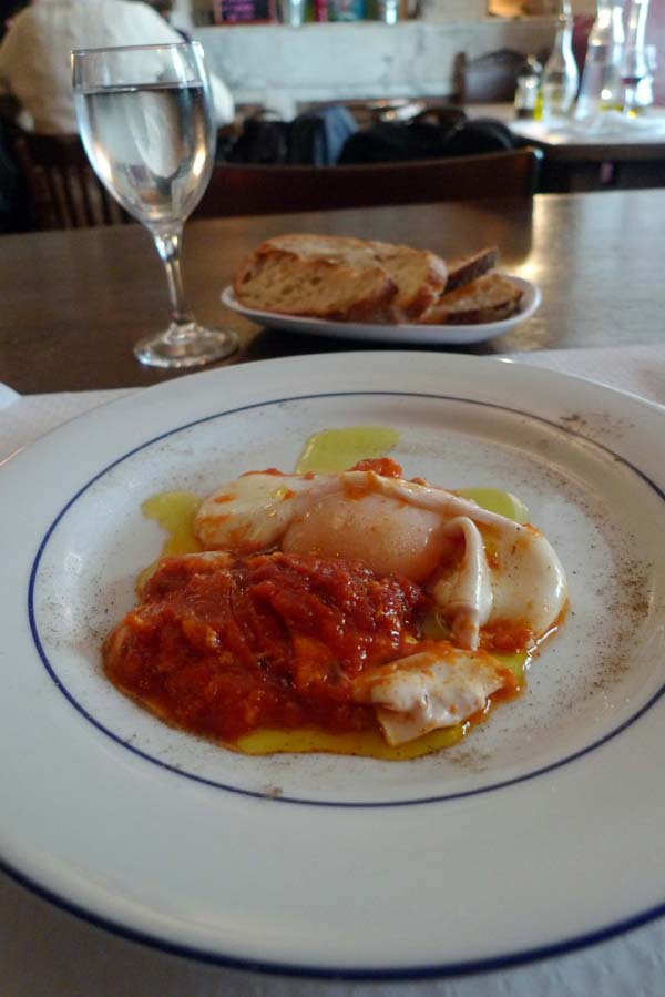 Restaurant Sale E Pepe, Des pâtes en entrée avec sauce tomate et oeuf 