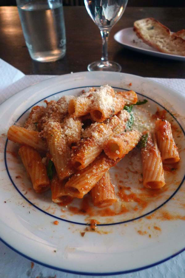 Restaurant Sale E Pepe, e plat de pâtes, penne à la sauce tomate et parmesan