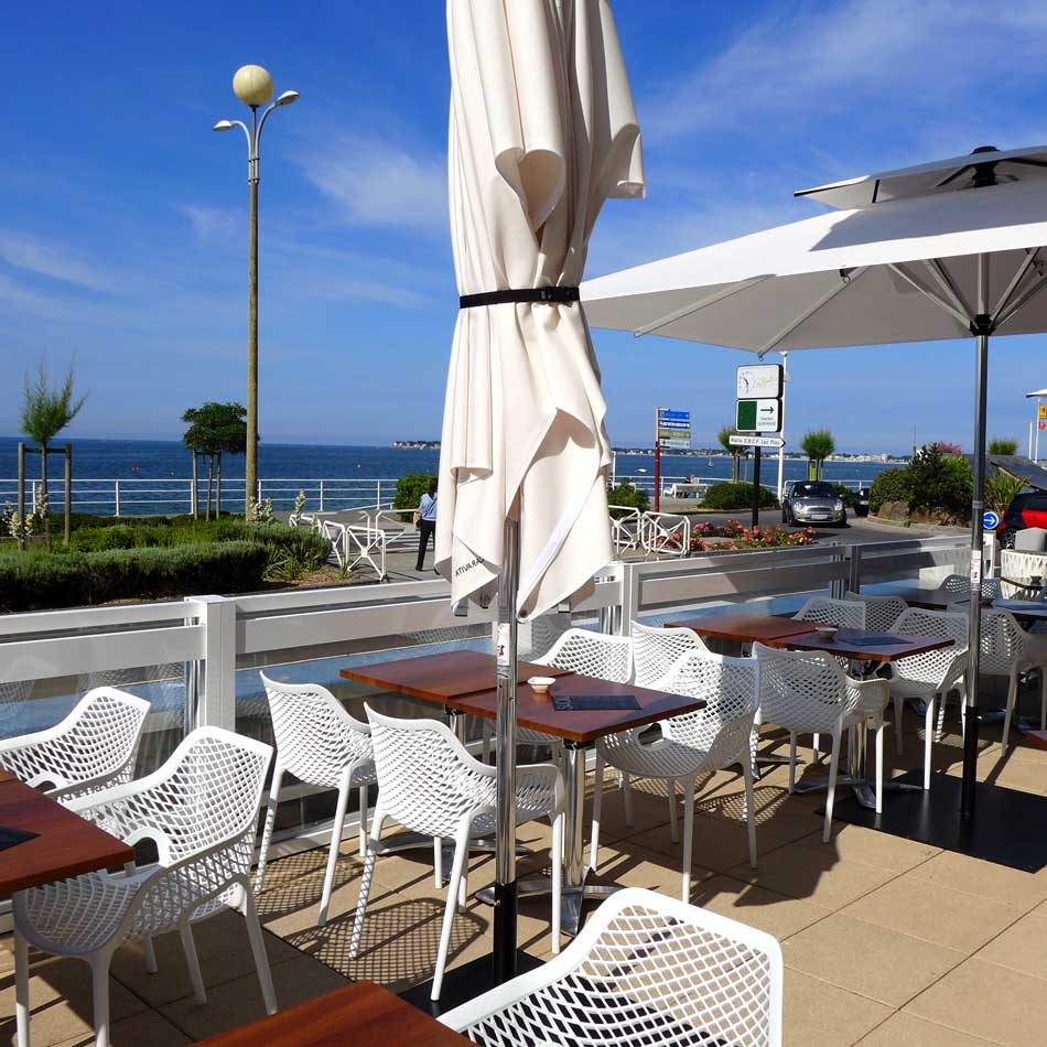 Terrasse face à la plage 