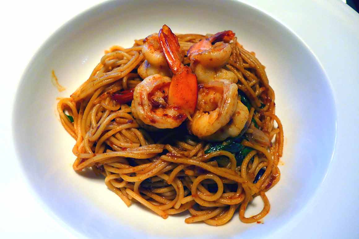 Restaurant SILK & SPICE, spaghetti aux crevettes sautés au wok