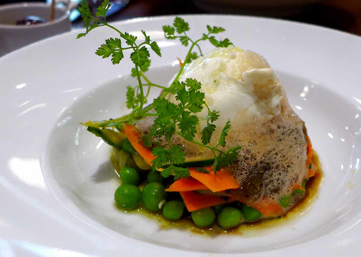 Bistrot UN DES SENS, Burratina crémeuse, nuage de balsamique et tomates vertes