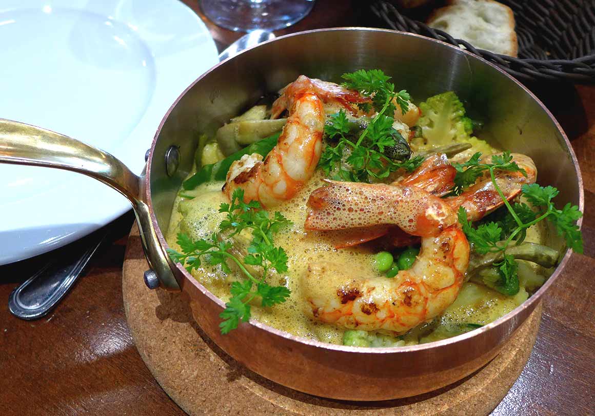 Bistrot UN DES SENS, Cassolette de crevettes avec légumes et purée de pommes