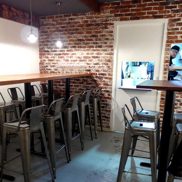 Salle du restaurant VIOLA avec vue sur la cuisine
