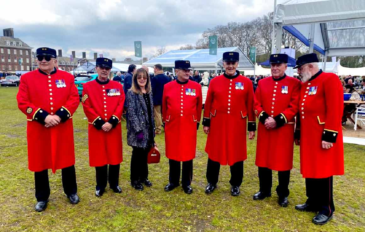 Salon privé à Londres Motor Show  Margaret et les soldats