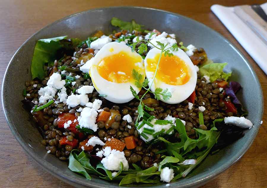 Fromagerie Monbleu, salade de lentilles avec légumes croquants plus féta et oeuf mollet