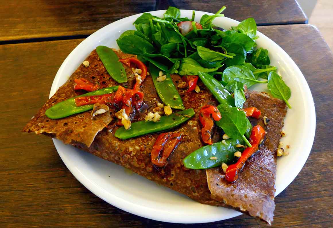 Crêperie Brutus, Galette au sarrasin au chèvre frais plus miel et poivrons marinés